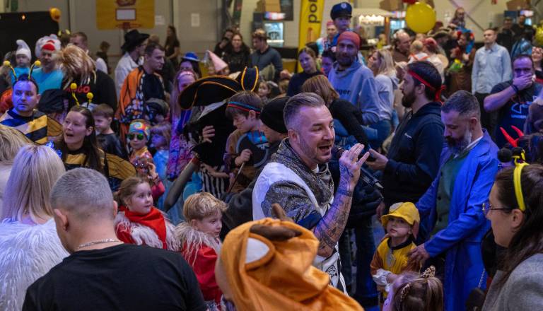 FOTO in VIDEO: Poli žur 2026 navdušil najmlajše, rajali z Dejan Dogaja bandom in Vilo Ekseno