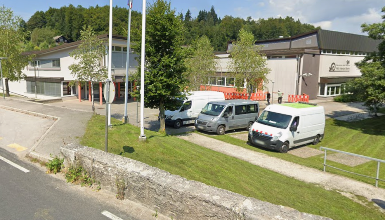 Veliko rušenje v Višnji Gori, da bodo naredili prostor za širitev tamkajšnje šole 