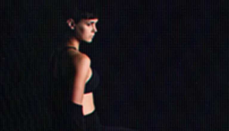 Poslanka odvrgla oblačila