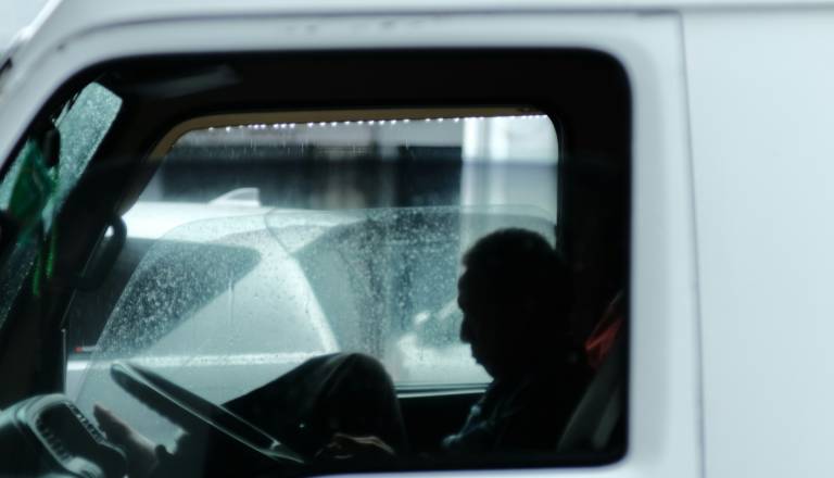 Ogrožal vse okoli sebe: Močno pijan voznik tovornjaka vijugal čez vse pasove