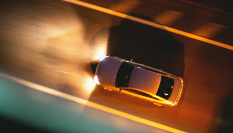 Bežal pred policijo, zapeljal na pločnik in končal v drogu javne razsvetljave