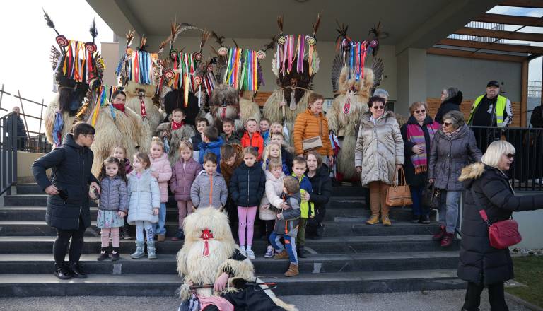 FOTO in VIDEO: Ples kurentov ogrel srca obiskovalcev