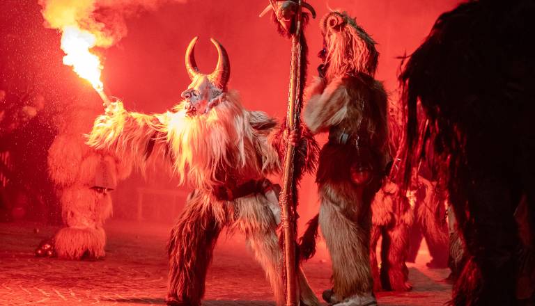 FOTO in VIDEO: Ognjeni šov, krampusi in kurenti zavzeli Ptuj in navdušili občinstvo
