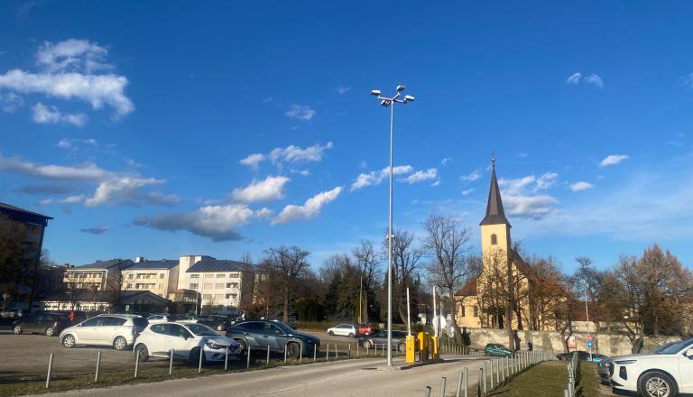 Parkirišče na Volkmerjevi pred prenovo, rampe začasno odprte