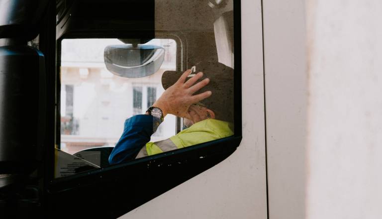 Nevarno vijuganje po avtocesti: Močno pijan voznik tovornjaka ogrožal življenja na avtocesti