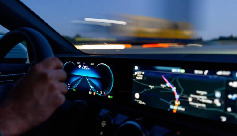 Divja vožnja po Mariboru: Bežal pred policisti in končal v drogu javne razsvetljave