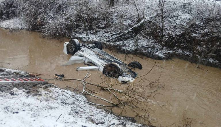 Ujeta v potopljenem vozilu, hitra akcija ljubljanskih gasilcev rešila mamo