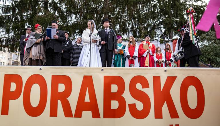 FOTO in VIDEO: Več kot 250 nastopajočih uprizorilo borovo gostüvanje