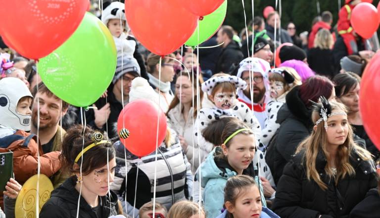 FOTO in VIDEO: Najmlajši v pustnih maskah rajali na grajski ploščadi