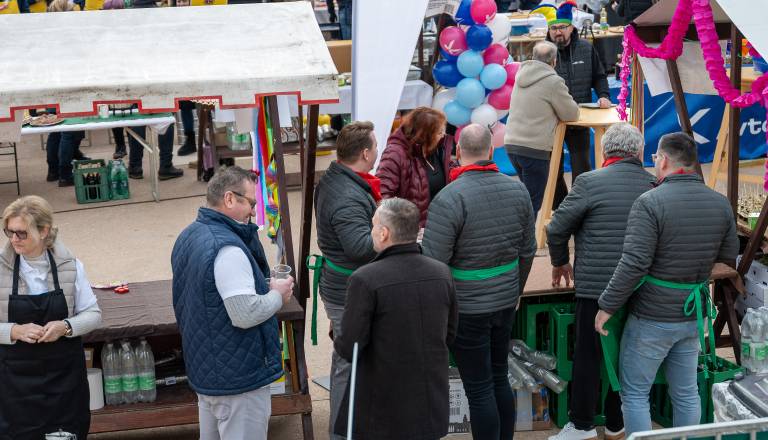 FOTO in VIDEO: Glavni trg v znamenju dobrodelnosti, kuha se za malega Tea