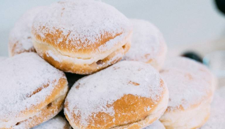 Kaj jesti za pusta po Evropi? Tradicionalne sladice, ki povezujejo kontinente