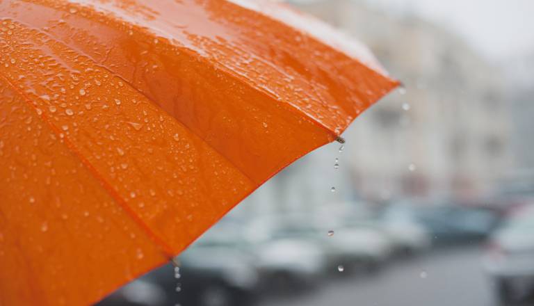 Nestanovitno popoldne se bo nadaljevalo v deževno noč