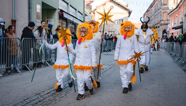 FOTO in VIDEO: Povorka na Ptuj privabila množico obiskovalcev, sodelujoči pripravili spektakel
