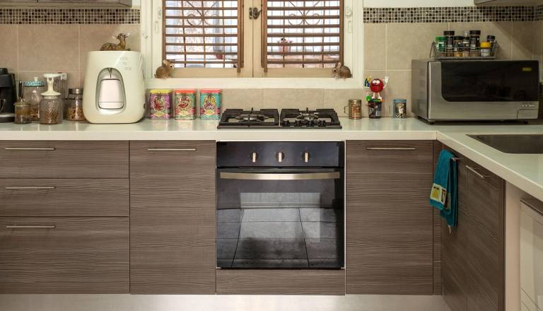 Je bolje izbrati cvrtnik na vroč zrak ali mikrovalovno pečico? 