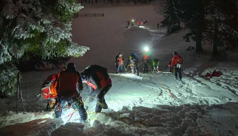 Gorski reševalci ogorčeni: »Ob pogledu na fotografije ljudi do »jajc« in še globlje v snegu, nam zastane dih.«
