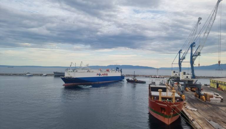 Trk v reškem pristanišču, poškodovana plavajoča Titova rezidenca