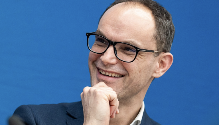 Logar samozavesten pred volitvami, cilj je več kot 20 poslancev