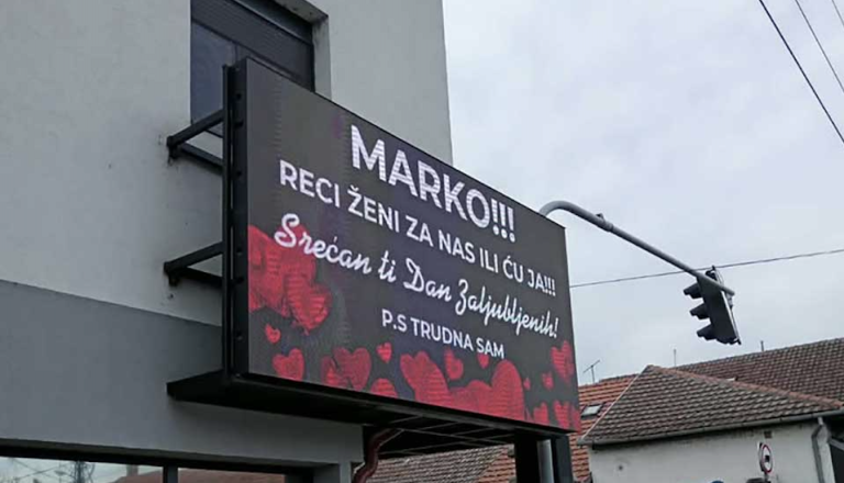 Je oglasni pano razkril afero? »Marko, povej ženi za naju, ali pa ji bom jaz«