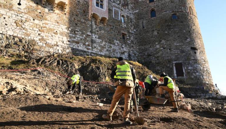 Zadnji še neraziskani del grajskega griča: Bastija razkrila 550 najdb, od antičnih novcev do srednjeveške šahovske figurice