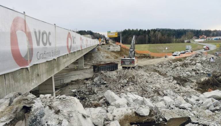 FOTO: Na štajerski avtocesti porušili viadukt Devina, promet po zoženih pasovih