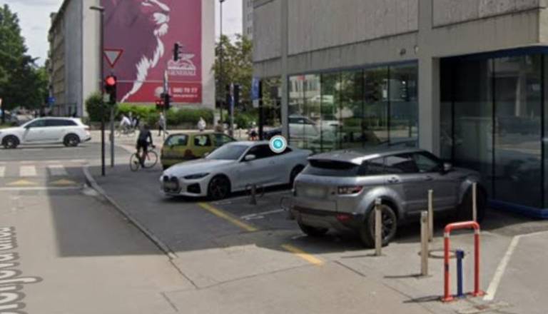 Je avto v prekršku, če del vozila sega na cesto ali pločnik? Redar pojasnjuje, kdaj napiše kazen in kdaj ne