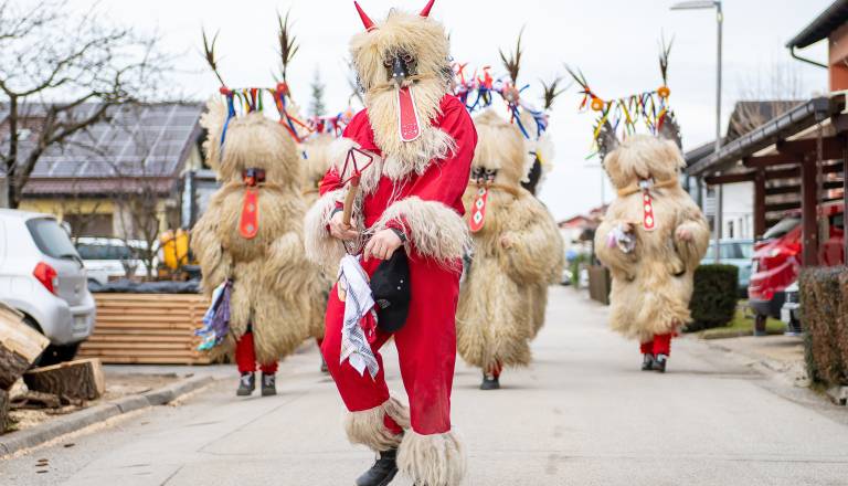 Pustna statistika: Za karnevalske izdelke milijoni evrov, toliko prebivalcev se piše Kurent