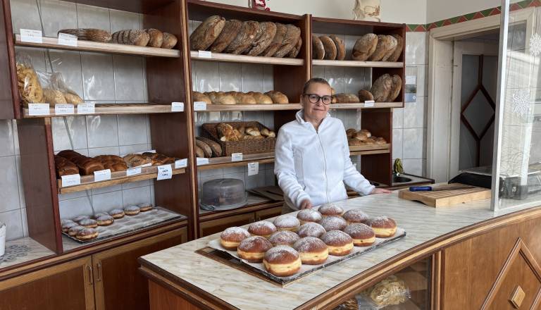 FOTO: Ročno, po tradiciji in samo z marelično marmelado. Tako nastajajo naj krofi v Pekarni Štern