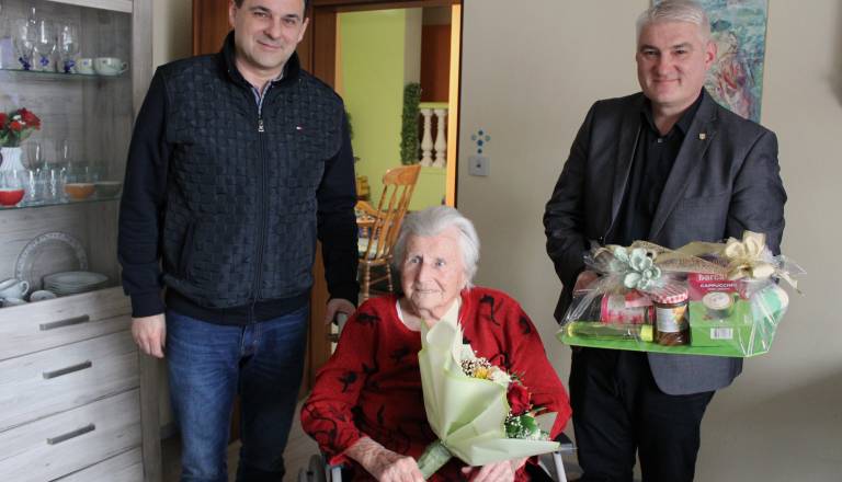 FOTO: Jožefa iz Grab pri Ljutomeru upihnila 100. svečko