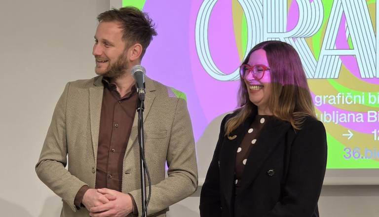 Župan in »Deklica s piščalko« odprla razstavo v centru mesta