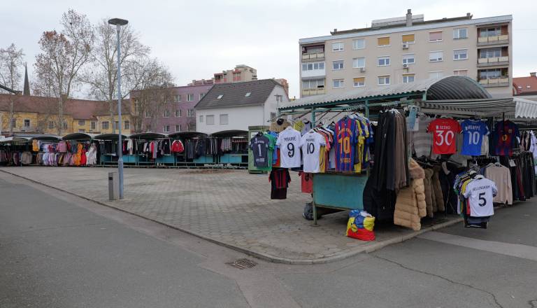 FOTO: Vzdrževalna dela na tržnici končana, lesene hiške se bodo preuredile