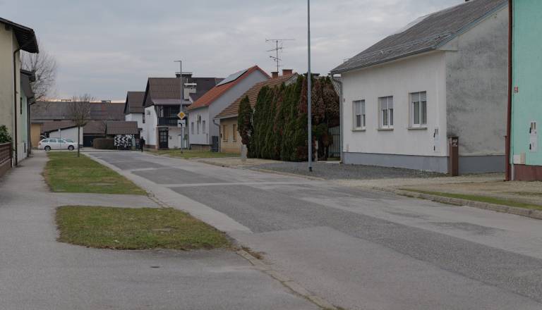 FOTO in VIDEO: Dotrajana kanalizacija in uničeno cestišče, za prenovo te soboške ulice 1,3 milijona evrov