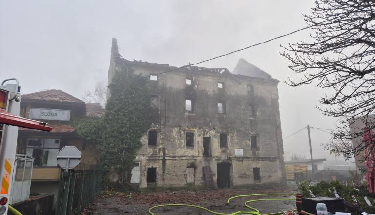 Požigalec starega mlina in Sloge ostaja v priporu vsaj še mesec dni