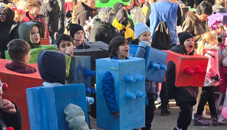 FOTO in VIDEO: Pustno rajanje v Mariboru, Trg Svobode zavzele pisane maske