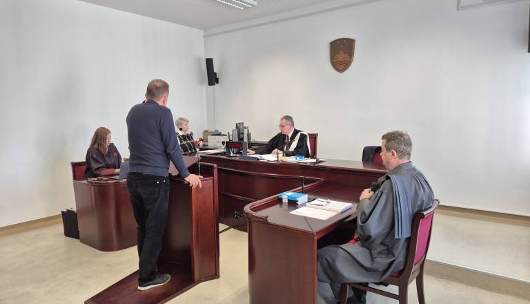 Robert Celec na sodišču zaradi domnevnega ponarejanja listin: »Obtožbo razumem in krivde ne priznavam«