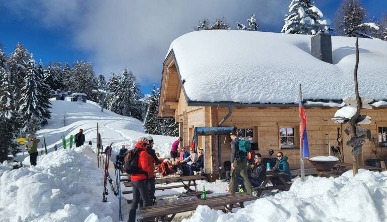 Vzpon čez smučišče v Kranjski Gori buri duhove: Tu smučarji drvijo, kje je varnost? 