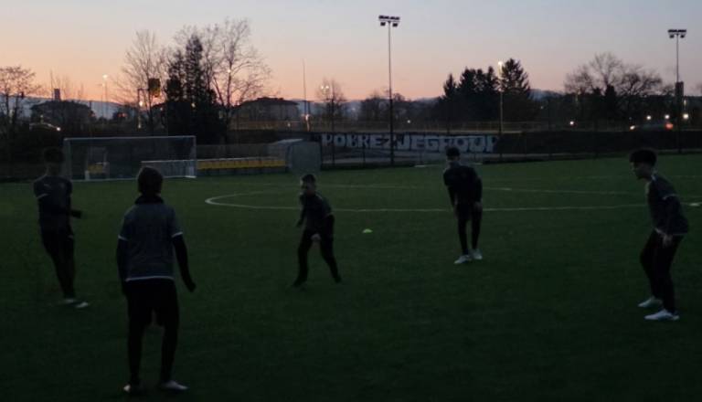 Mariborski otroci trenirajo v mraku: Z donacijami zbirajo 6000 evrov za razsvetljavo