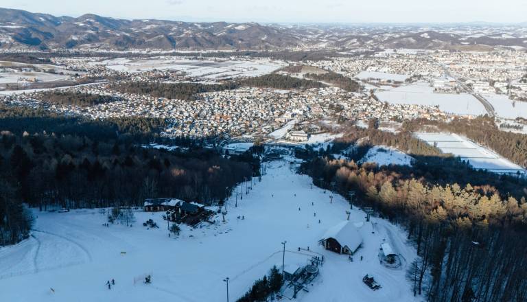 Pustni torek na belih strminah: Smuka znova mogoča do doline, vabijo tudi maske