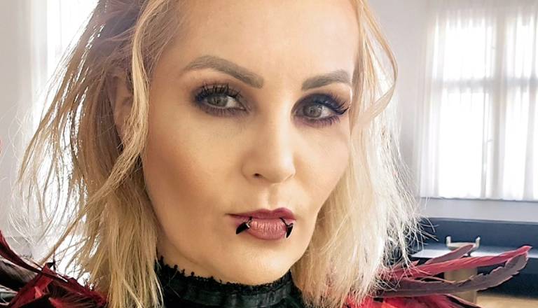 Županja Nuška Gajšek na pustni torek v maski vampirke