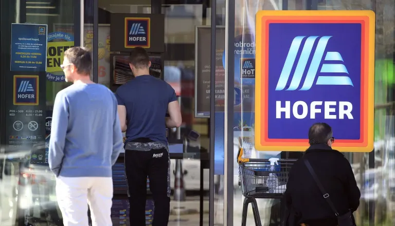 Nihče na minimalcu. Preverite, koliko po novem zasluži prodajalec v Hoferju