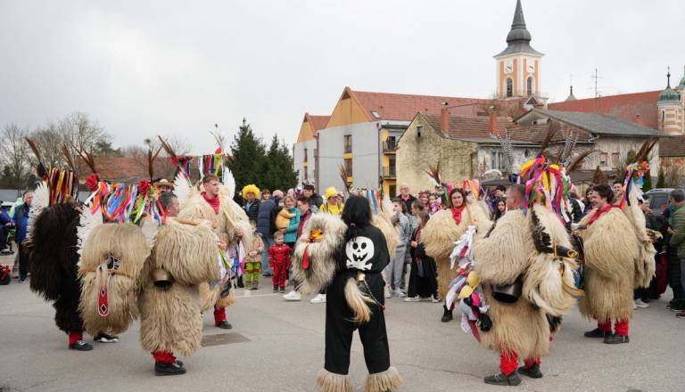 FOTO in VIDEO: Kurenti in druge pustne maske zavzeli središče Beltincev