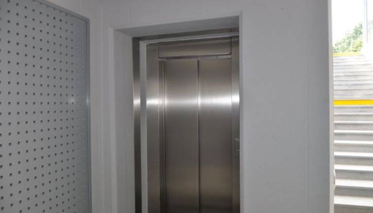 V Murski Soboti tri osebe ujete v dvigalu