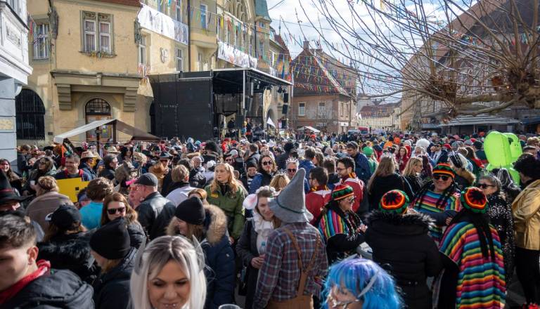 FOTO in VIDEO: Pustni torek na Ptuju: Po delu naravnost v maske in na ulice