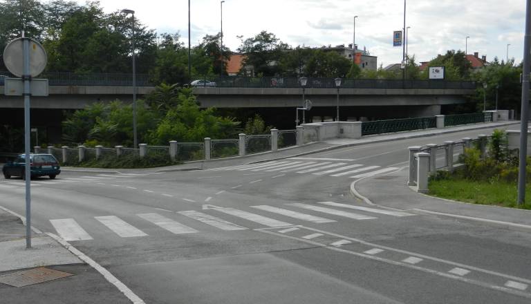 »Hči si zvečer ne upa sama čez most«: Most na Hradeckega cesti v popolni temi, župan nove razsvetljave ne načrtuje