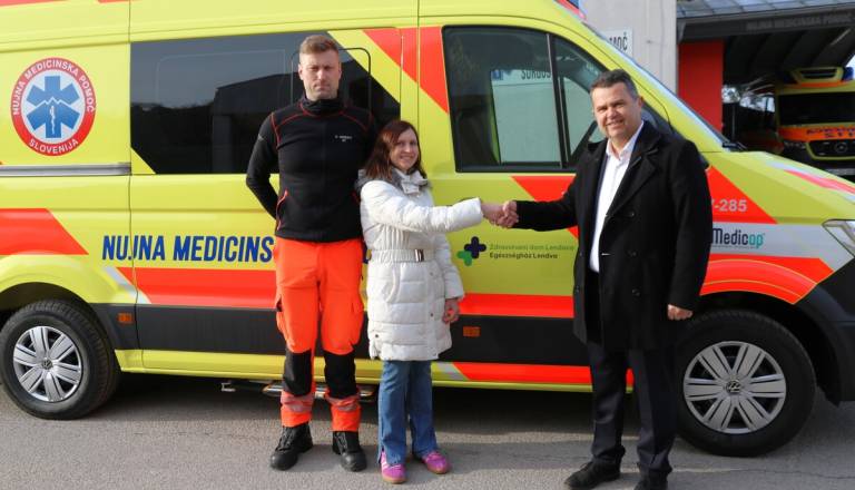 Zdravstveni dom Lendava bogatejši za novo reševalno vozilo