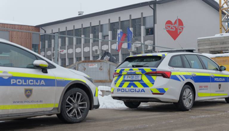 Grozljiv spletni izziv? To naj bi bil razlog za napad na dijakinjo v srednji zdravstveni