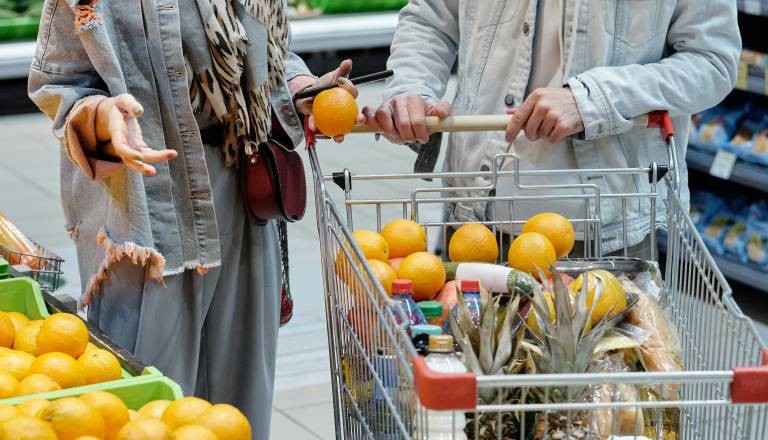 Gniloba in črvi na policah? Kupci opozarjajo na stanje v jeseniški trgovini