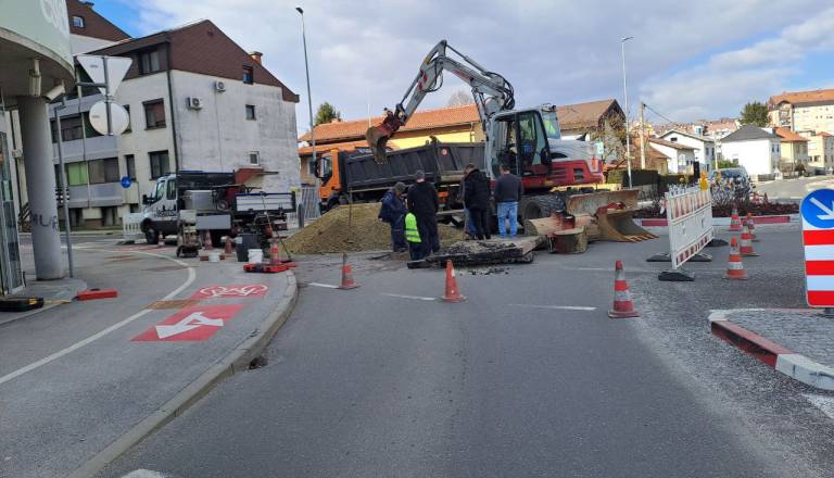 FOTO in VIDEO: Okvara visokonapetostnega kabla delno ustavila promet pri krožišču