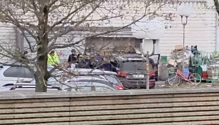 VIDEO: Drama v Mariboru, po sporu posredovalo več policistov