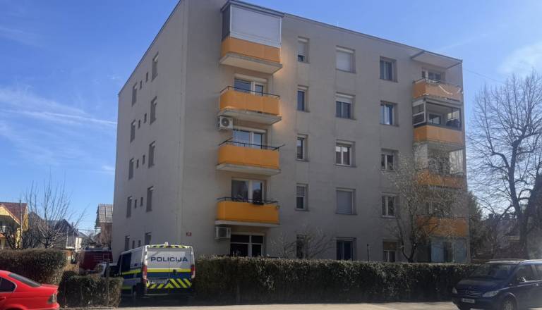 FOTO: Intervencija v Mariboru: Poškodovana oseba ujeta v kopalnici, posredovali gasilci