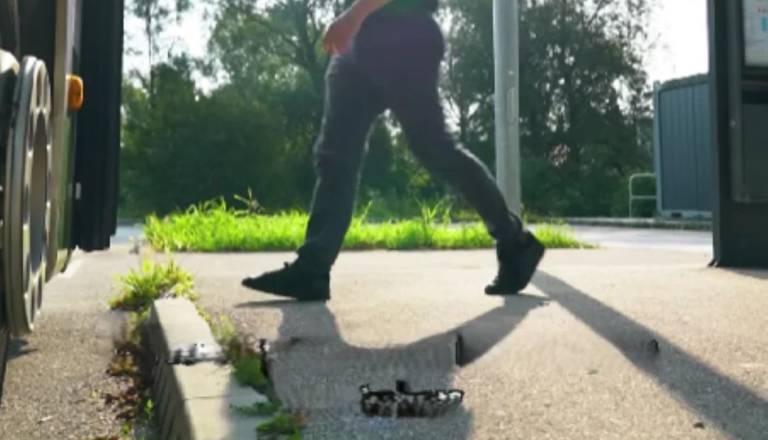 Starejši v centru Ljubljane ogorčeni: Iz mestnih avtobusov morajo 'skakati pol metra v prazno', to pravi LPP